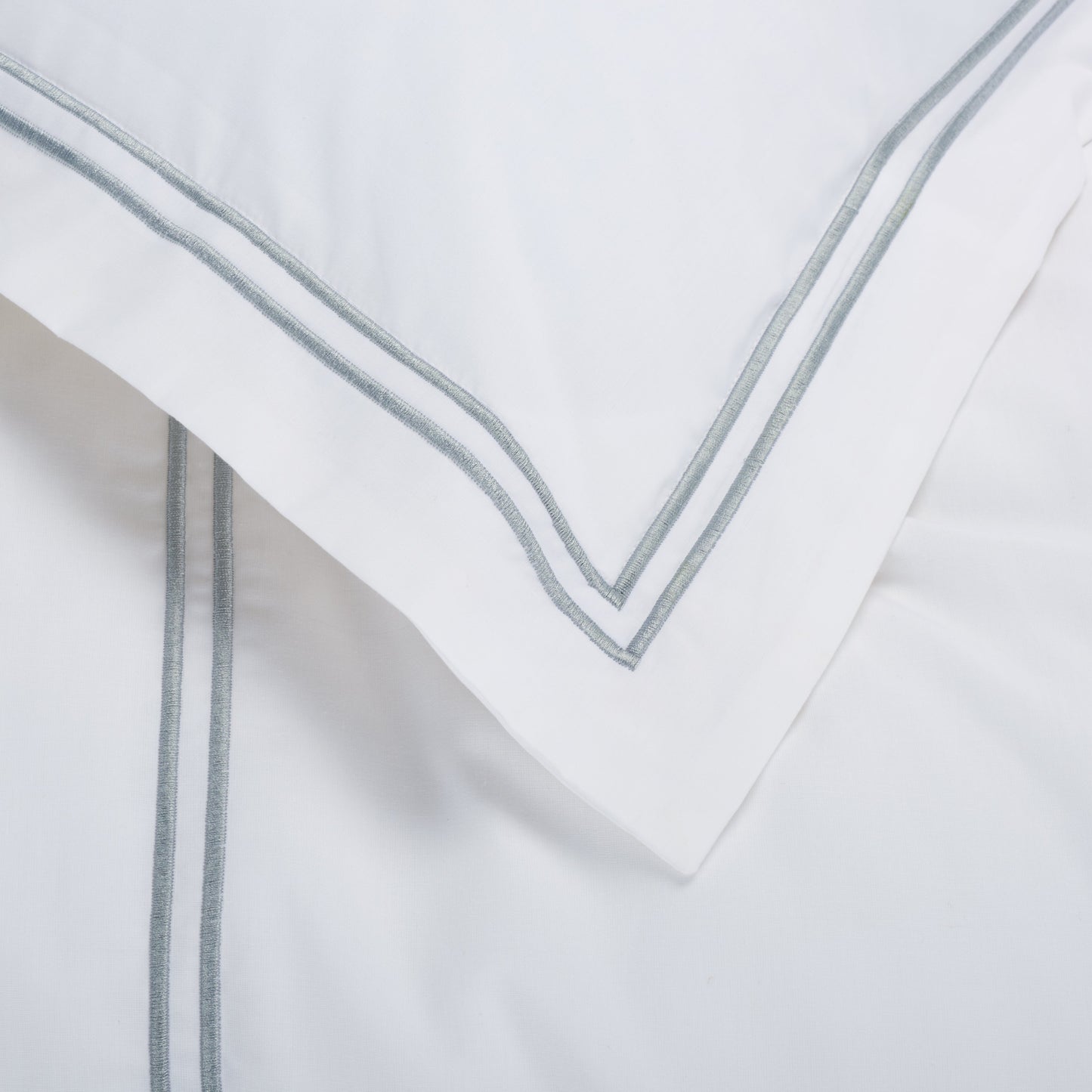 2 Line Embroidery Hotel Duvet Cover 3 Piece | Safavieh - DVT1001