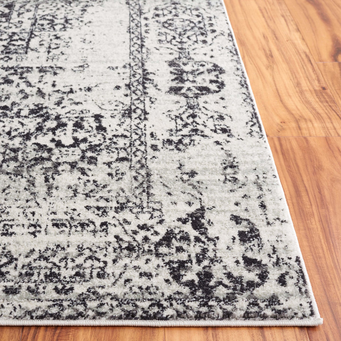 SAFAVIEH Evoke Gioia Vintage Boho Medallion Distressed Rug