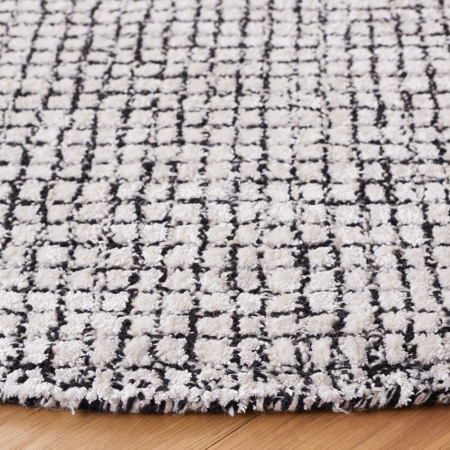 SAFAVIEH Handmade Abstract Marikka Modern Viscose Rug