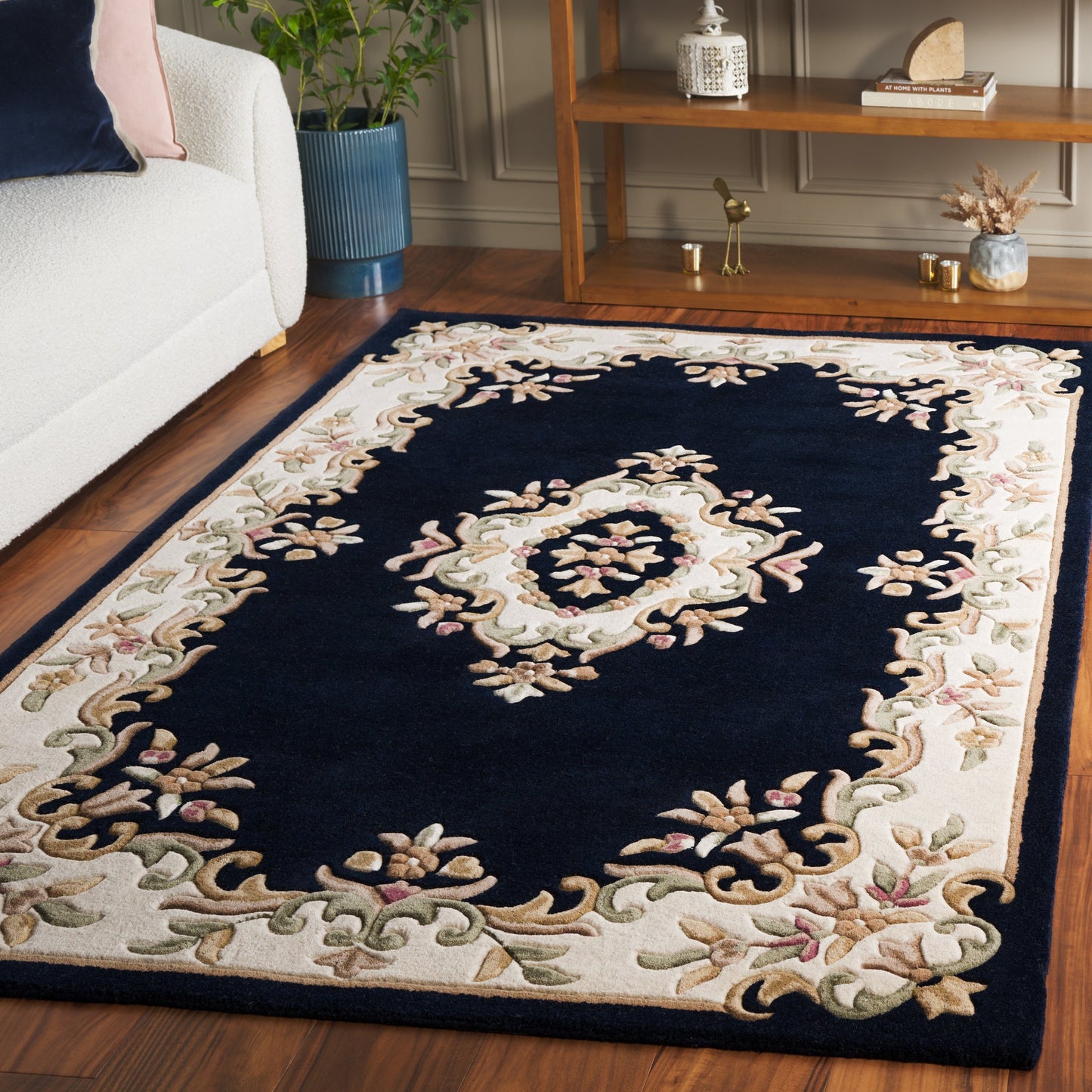 SAFAVIEH Handmade Aubusson Hale Traditional Wool Rug.
